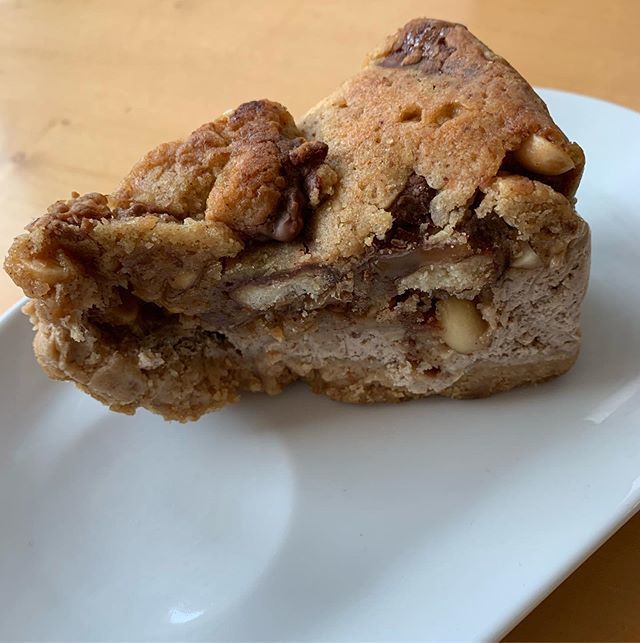 hubert_quach's tweet photo. A slice of cheese-cookie for afternoon tea?
#homemade #dessert #cheesecake #cookie #peanutbutter #twixx #milkadaim #cakefusion https://t.co/4tqlDwaLDk https://t.co/6isPcP9bnF