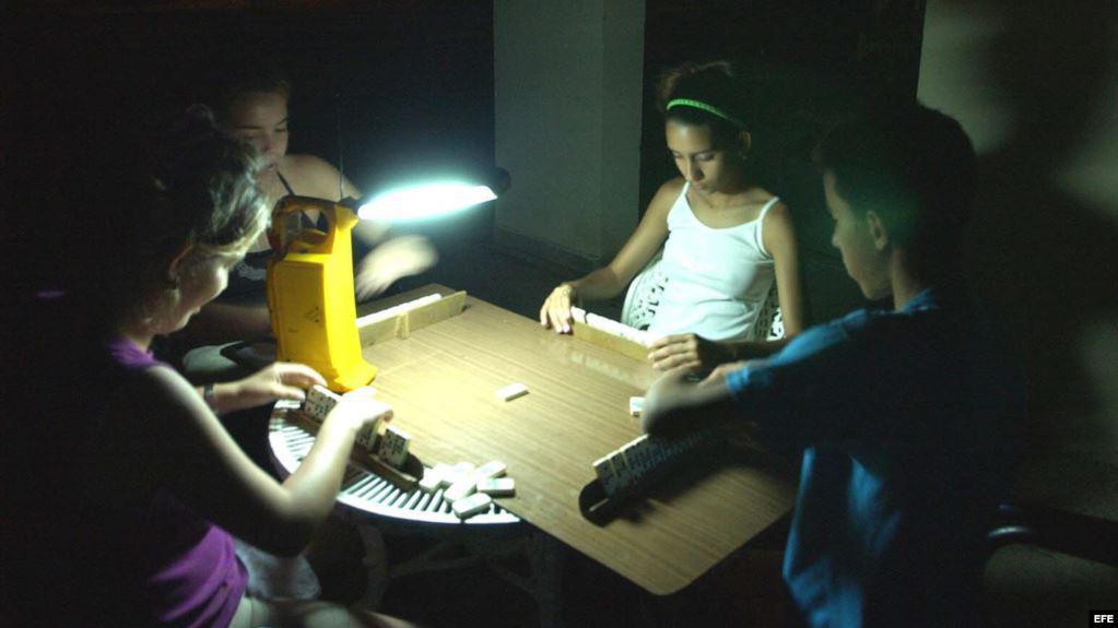 He publicado "La normalidad" y les dejo un fragmento y pueden leer el resto en <a href="/14ymedio/">14ymedio</a>: "Si en 30 años nadie se atrevió a dar por concluido el Período Especial es porque quienes mandan se encuentran en la encrucijada entre lo imposible y lo inaceptable". 14ymedio.com/opinion/normal…