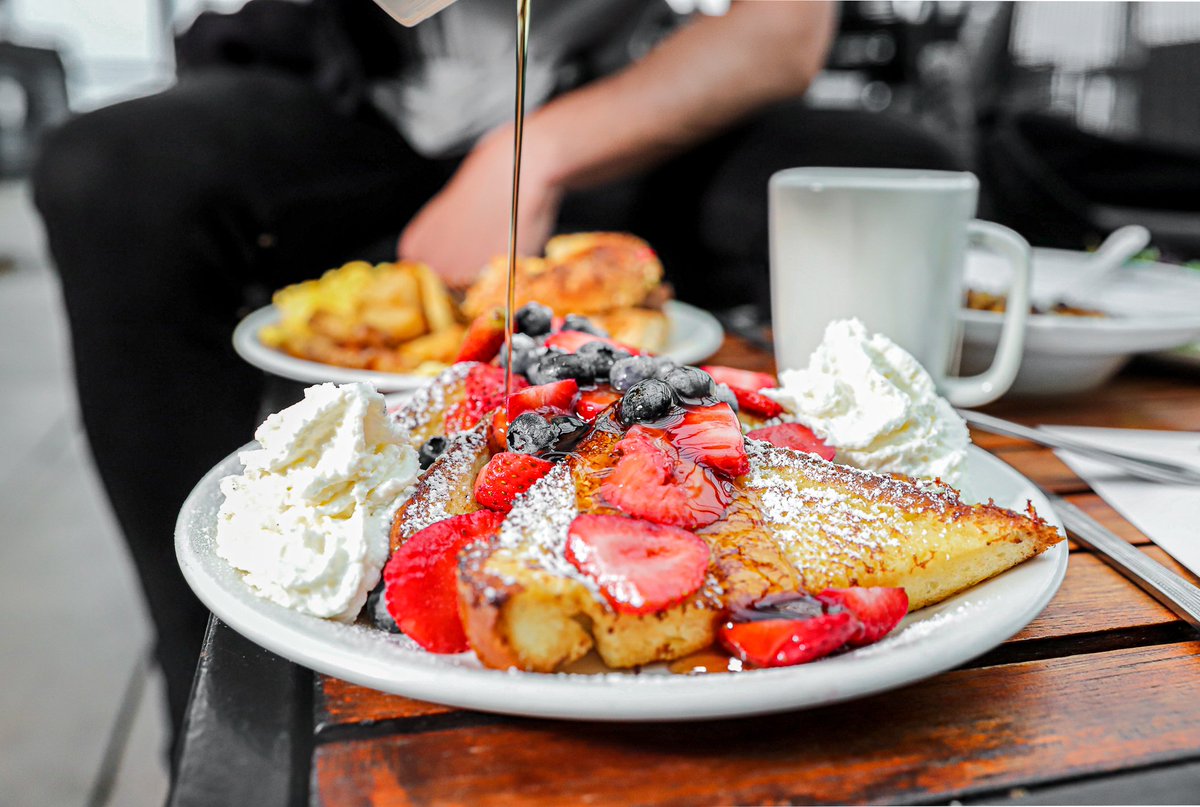 Happy Monday 🍓Industry brunch is from 11AM-4PM! Indulge in an early breakfast on the roof (complete with French toast). • #JParkerChicago #BokaRestaurantGroup