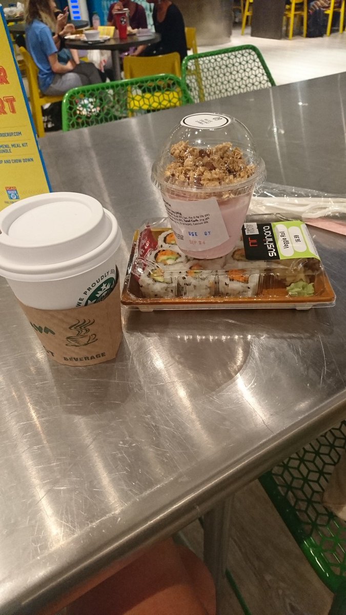 letterfromamer1's tweet photo. Time of lunch #thankgoodness https://t.co/xLsP263U9i