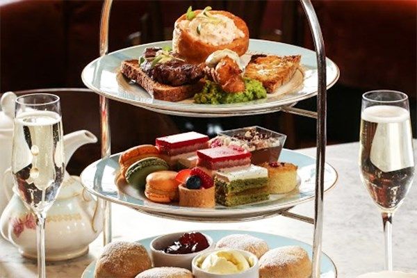 A treat for the gentlemen, we are loving the Gentleman's Afternoon Tea <a href="/ReformSocial/">ReformSocial</a>. With its luscious leather booths, fashionable furniture and refined menu of whisky cocktails, this is definitely. Worth checking out: buff.ly/2W5jWCV

#afternoontea #London