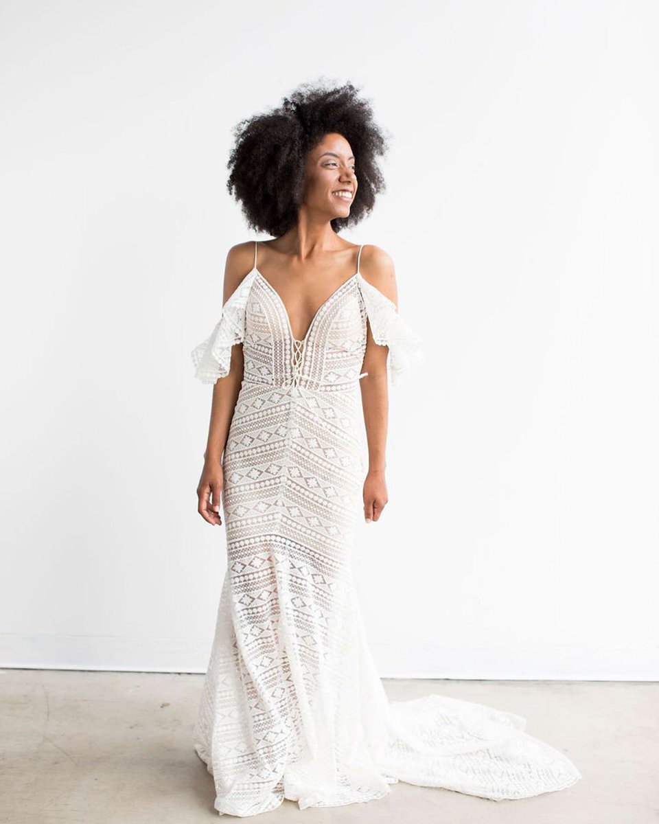 The #willowbyjaycee is what #bohobride dreams are made of. #willowbybride #beawattersgirl

Get the look: ow.ly/adE450wmtLo

Photo by @honestinivory
