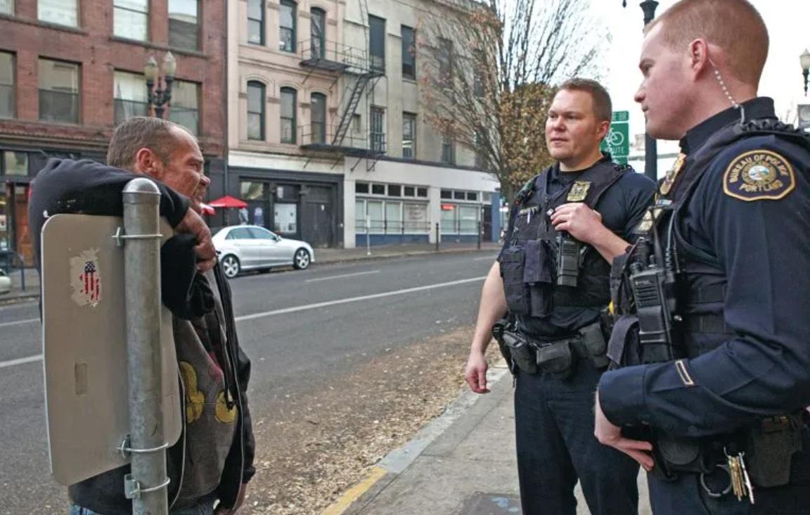 Форма полиции сша 2023. Помощь полиции. Полицейский в метро. Российская полиция. Задержание преступника собакой.