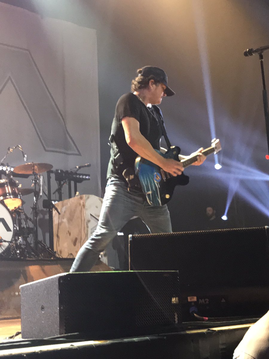 ShelbyKay0616's tweet photo. Best anniversary present ever. Got to see a band that’s been with us since the beginning...now we have two kids who already love their music. Thank you @tomdelonge and @AVABandOfficial for an EPIC show last night. Still in shock we got to meet you. 🤘 https://t.co/7HmSGSDXk2