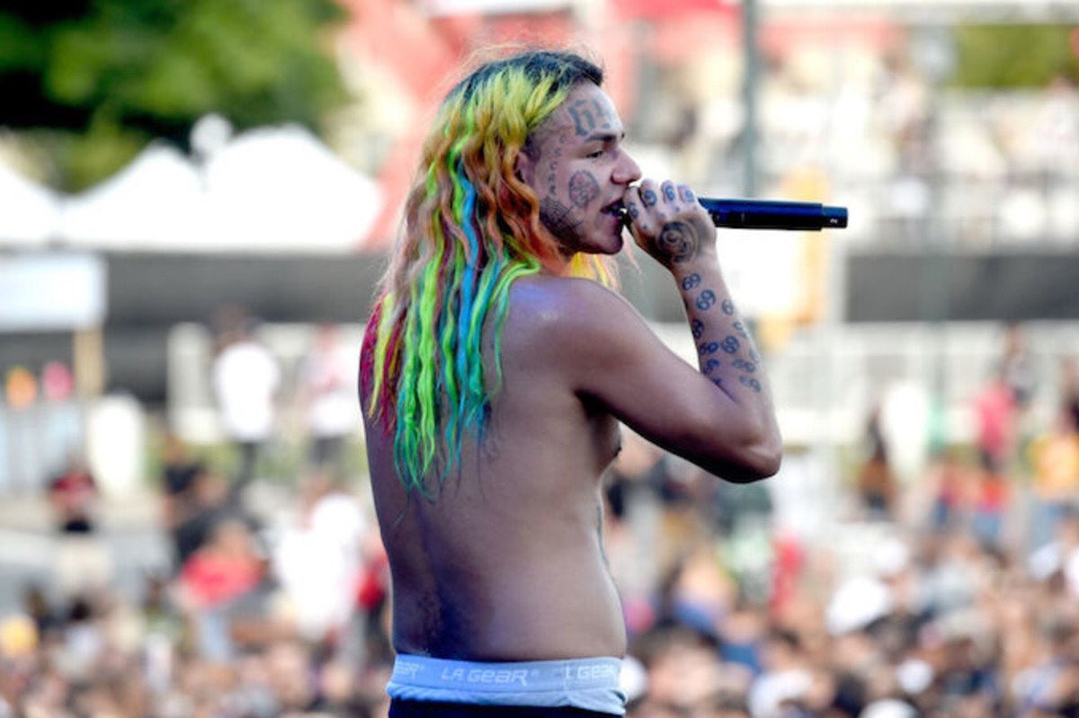 UpNowLive1's tweet photo. 6ix9ine's driver, Jorge Rivera, reportedly testifies that he's an informant following an ICE arrest. 

Upon his release, he was again enlisted as a driver for 6ix9ine: https://t.co/2TFgkM3GNb https://t.co/lR7foDsGai