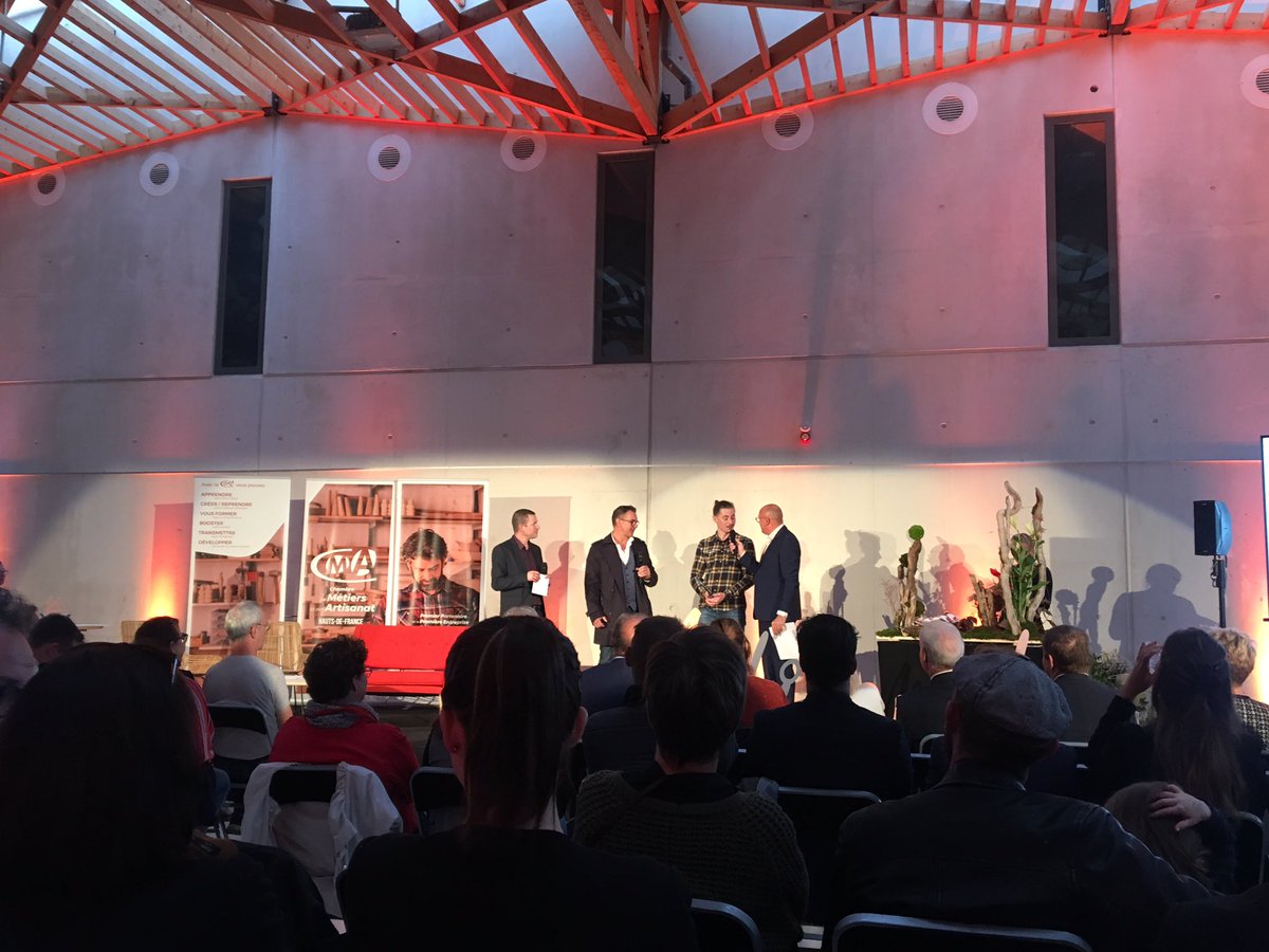 ppgdds's tweet image. 3ème édition des Trophées de l’Artisanat, @Apreva_Mutuelle qui remet le trophée « Artisan Créateur » dans la Somme ! #tropheesartisanat2019