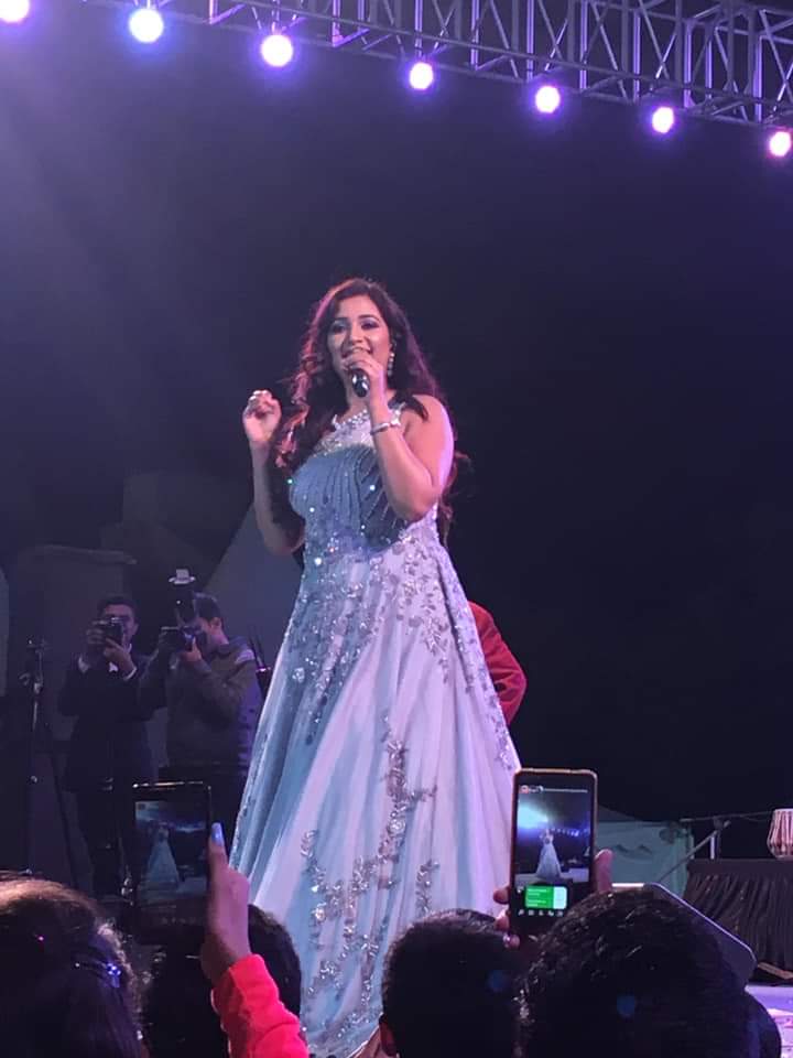 SonaSsg's tweet photo. *NEW MOMENTS*(SET-1)
#RemarkableThrowback
Some dynamic stuffs from the stage in #RajkotConcert that still stimulated musical air with utmost gorgeous way! 
@shreyaghoshal - The voice of serenity
#SGlive #SGrocks #6Jan2019 https://t.co/OQmz2XJZ8k