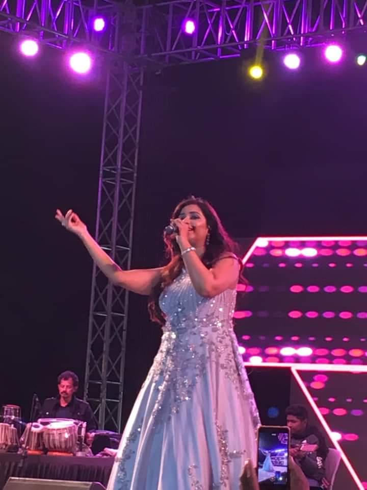SonaSsg's tweet photo. *NEW MOMENTS*(SET-1)
#RemarkableThrowback
Some dynamic stuffs from the stage in #RajkotConcert that still stimulated musical air with utmost gorgeous way! 
@shreyaghoshal - The voice of serenity
#SGlive #SGrocks #6Jan2019 https://t.co/OQmz2XJZ8k