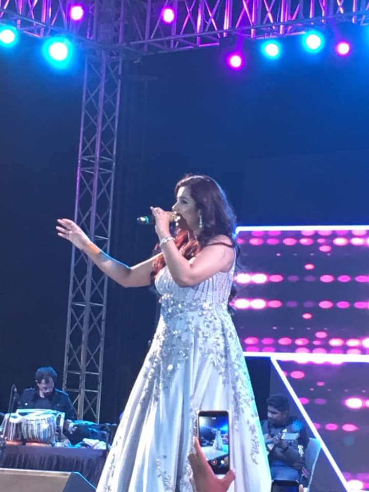 SonaSsg's tweet photo. *NEW MOMENTS*(SET-2)
#RemarkableThrowback
Some iconic stuffs from the stage in #Rajkot that still stimulated musical air with utmost gorgeous way!
@shreyaghoshal - The voice of versatility
#SGlive #SGrocks #6Jan2019 https://t.co/tTYsLcL66Q