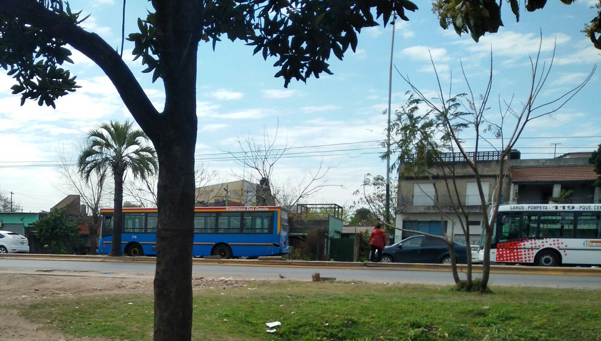 CiudadDeBondis's tweet photo. Paso a explicar la relevancia de esta foto: en el coche azul (de #EmpresaDelOeste) iban los choferes a buscar los 0km como el que está atrás.
✅ ¿De quien es hoy la #EmpresaDelOeste? ➡ #Colcar
✅ Quien provee los 0km de la #Linea119? ➡ #Colcar (con coches #Nuovobus 0km) https://t.co/jovOjRWDa3