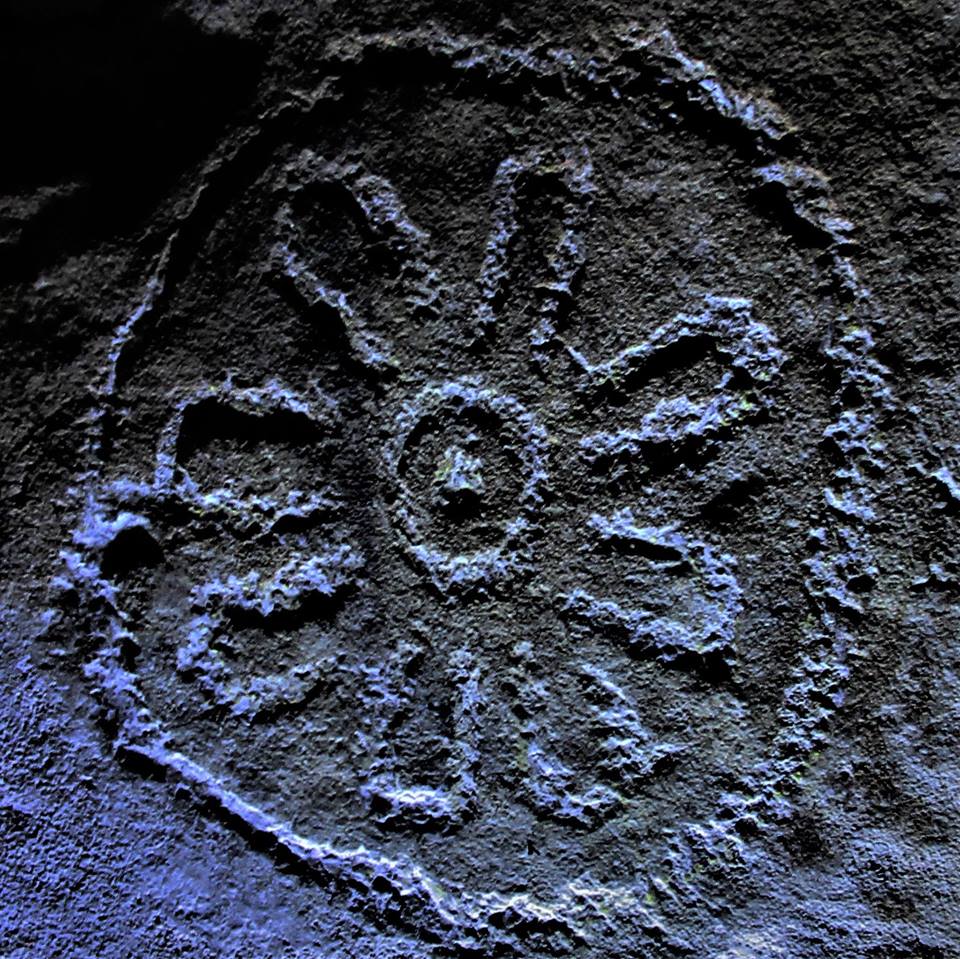 RobinEdgar's tweet photo. @JSkyscapeArch The flower-like #RayedSunSymbols on Loughcrew's "Equinox Stone" are probably inspired by, and depictions of, #TotalSolarEclipses. There are other #SolarEclipseSymbols at #Loughcrew, including a #SolarCross. Most of the #BoyneValley "#PassageTombs" display #SolarEclipseSymbolism. https://t.co/uAg3h7oZxD