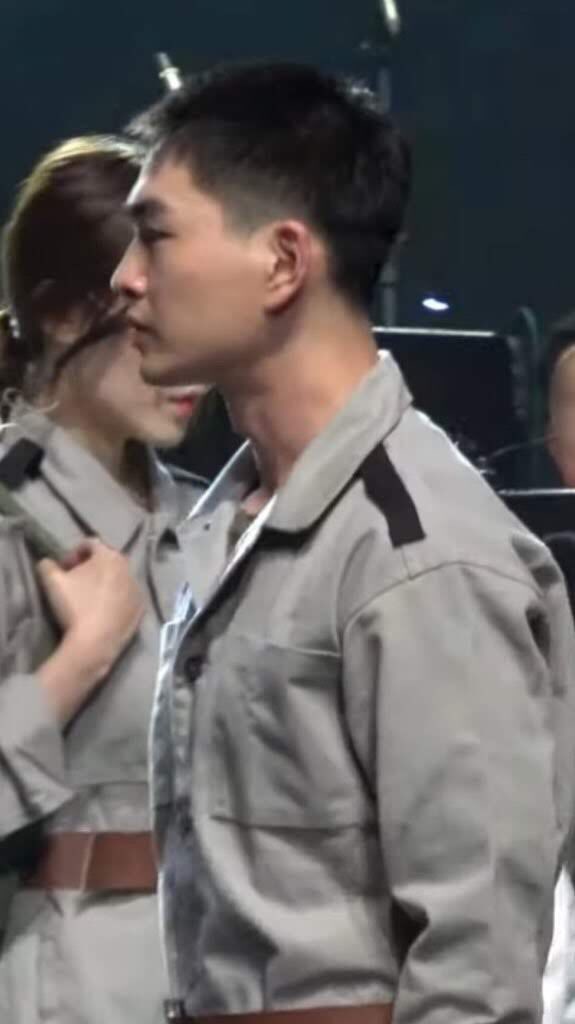 เหยยย มุมข้างก็ได้อะJinki... God of side profile 