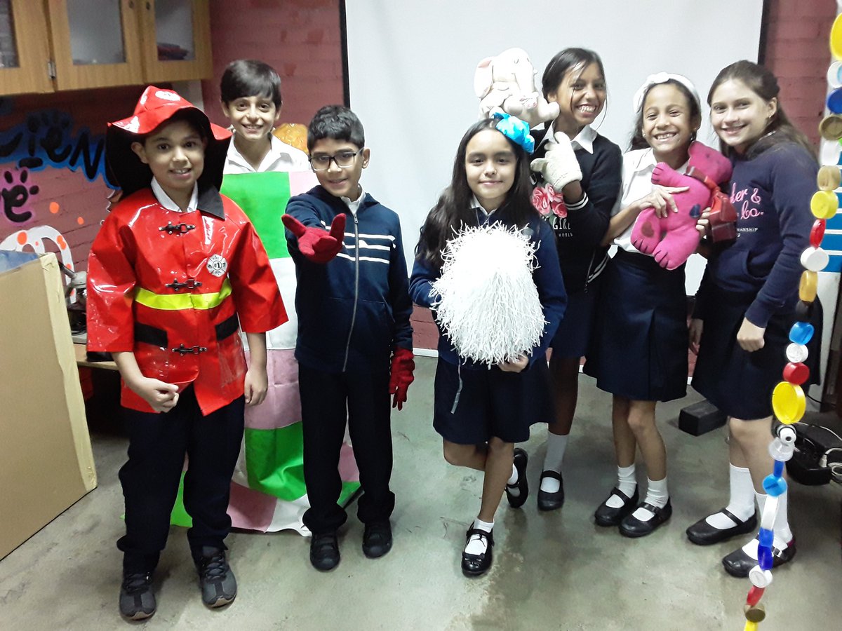 CRAjuanito's tweet photo. Diferentes personajes y mucha imaginación en nuestro Primer Día de Clases @colegiojuan23 @sedejuanito https://t.co/Ohuf0cmcW6