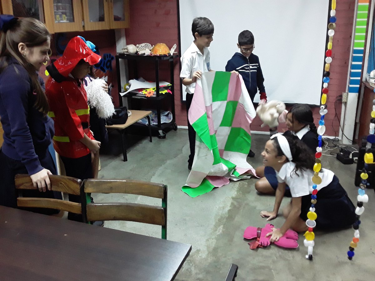 CRAjuanito's tweet photo. Diferentes personajes y mucha imaginación en nuestro Primer Día de Clases @colegiojuan23 @sedejuanito https://t.co/Ohuf0cmcW6