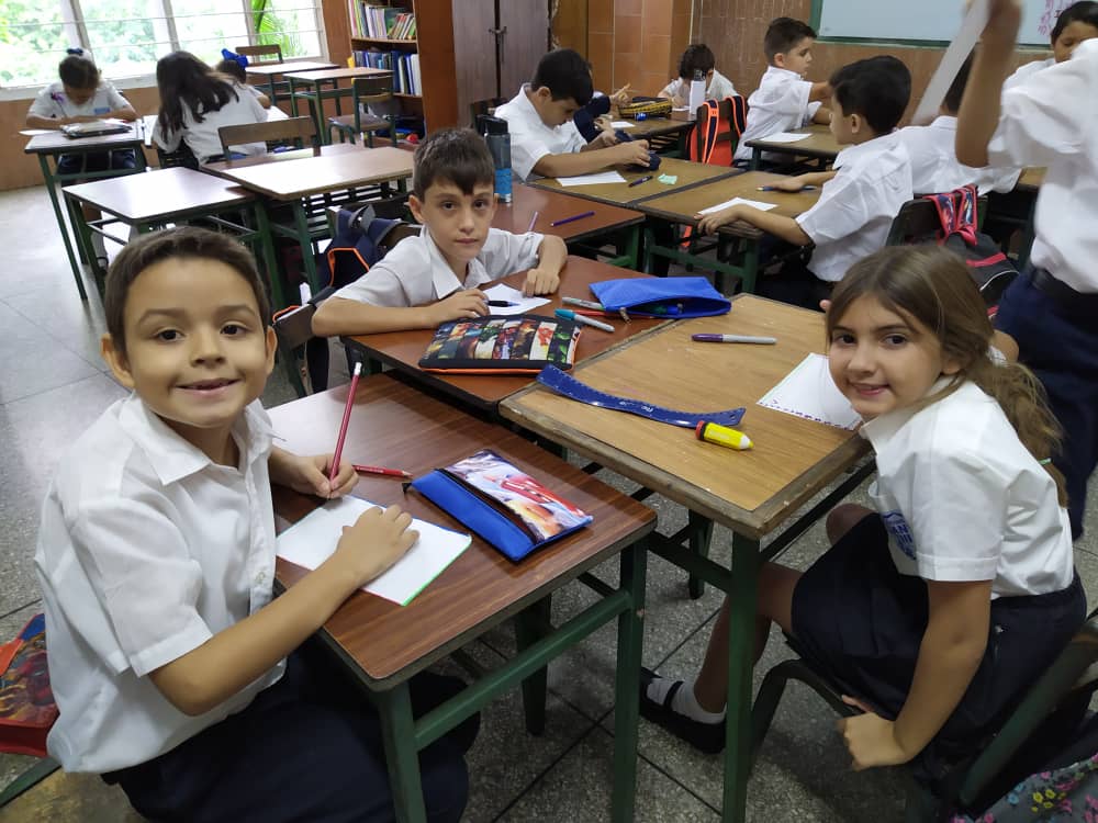 CRAjuanito's tweet photo. Tercer Grado disfrutando de su primer día de clases @colegiojuan23 @sedejuanito https://t.co/KXmxYxiXft