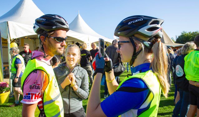 BarneveldseKrnt's tweet photo. 192.372 euro bijeen gefietst na startschot ´Rijdende Rechter´ VOORTHUIZEN 327 sportievelingen deden afgelopen zaterdag en zondag mee aan de achtste editie van 2bike4alzheimer. Zij verzamelden zich bij recreatiepark De Boshoek in Voorthuizen... https://t.co/CO3N9E5OA4 https://t.co/QP91UrOa3w