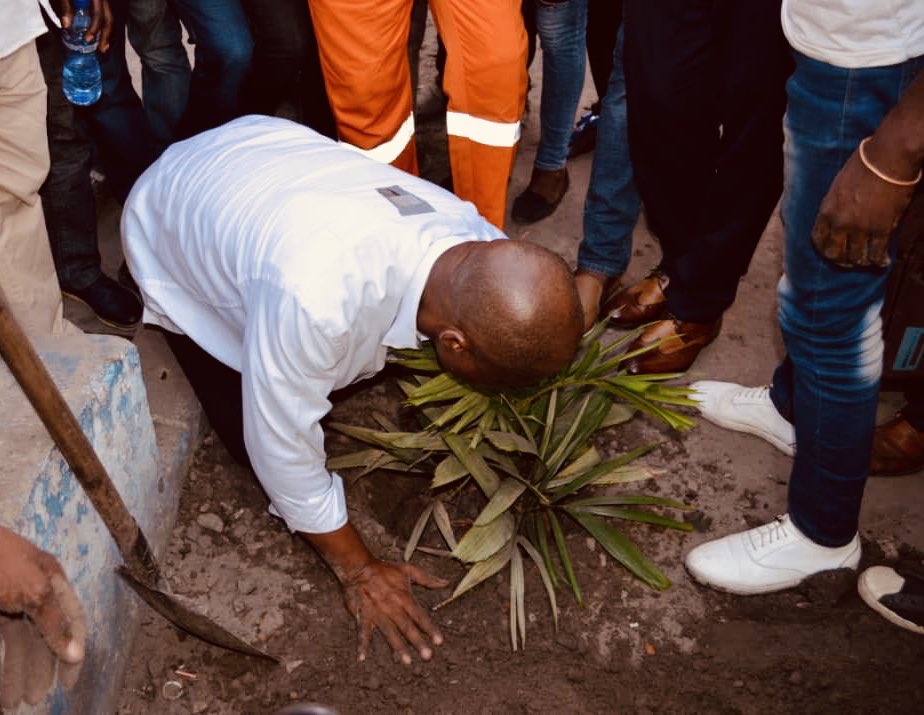 MartinFayulu's tweet photo. L’Afrique contribue pour moins de 4% des émissions mondiales de gaz à effet de serre mais en est l’une des premières victimes. La #RDC et le bassin du Congo sont au cœur des enjeux climatiques. Aujourd’hui j’ai planté quatre arbres pour lancer une campagne de reboisement en RDC. https://t.co/ev3rPgVdLs