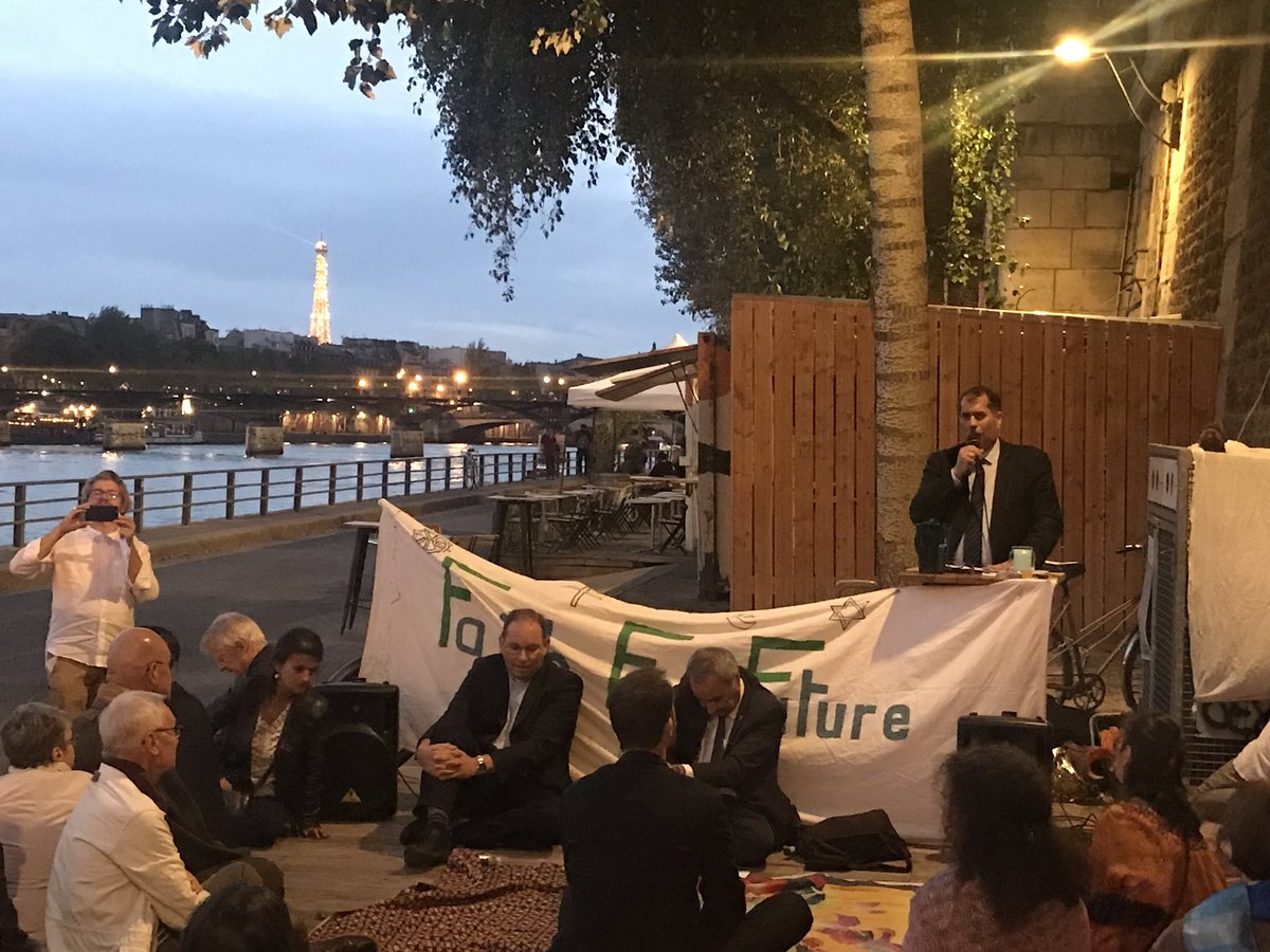 FPFCom's tweet photo. @AnouarKbibech ce soir intervient à la veillée interreligieuse pour le climat ce soir au Pont Neuf #faithforfuture « en islam l’homme vit en harmonie avec la nature et l’environnement sans excès » @clavairoly @slavignotte  @MartinKopp_ @FPFclimat @Cop21Eglise https://t.co/1UDs3gXeRw