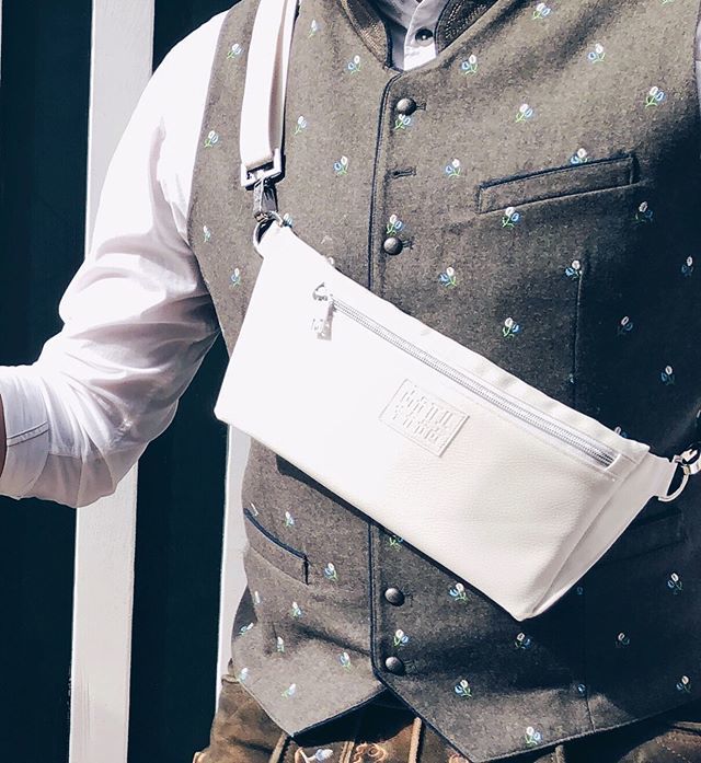 manufabo's tweet photo. ‘s zünftige Bauchtasche.
——
Es ist #wiesnzeit: heb dich von der Masse ab, mit der #manufabo #wiesntasche.
——
#deutschehandarbeit #oktoberfesttasche #wiesn2019 #oktoberfestaccessoires #oktoberfest2019 #oktoberfestoutfit #oktoberfestbag #oktoberfesttasche #berleburgerwiesn #we… https://t.co/KrtpgY9ku3