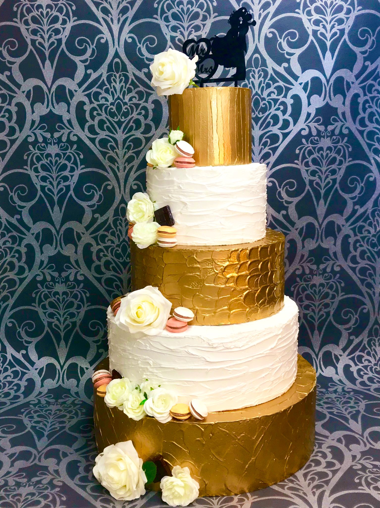 Prologues アメリカンポップなウエディングケーキレンタル 誰もが憧れる 芸能人の結婚式 によくある大きくて可愛い ウエディングケーキ その夢は プロローグス で叶います 窪田正孝 水川あさみ ウエディングケーキ 結婚式 結婚 フェイクケーキ
