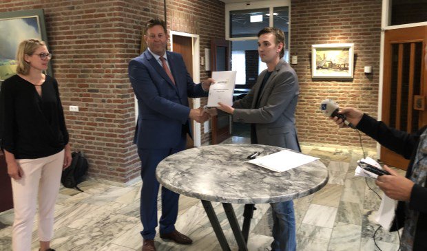 Handtekeningen tegen bomenkap A28 aangeboden NUNSPEET Burgemeester Breunis van de Weerd heeft maandagavond de bijna 1.500 handtekeningen in ontvangst mogen nemen tegen de plannen van Rijkswaterstaat massaal bomen te kapen in... twib.in/l/ABe694EgXjMq