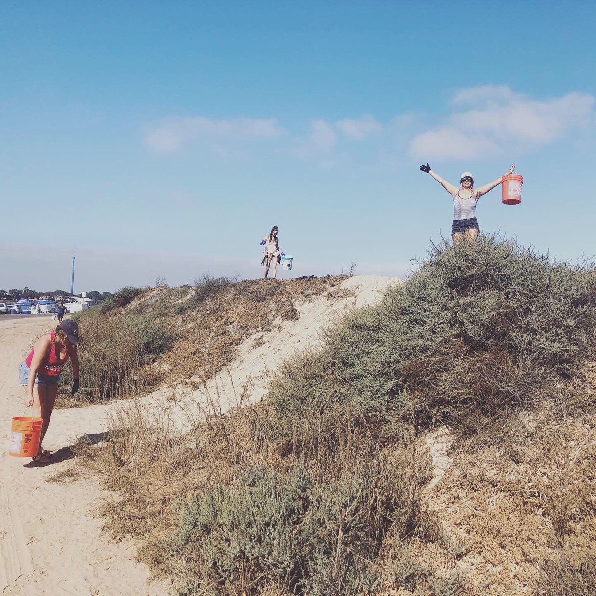 Clubs that beach clean up together, stay together. We had a great time picking up trash at Fiesta Island with I Love a Clean San Diego’s #coastalcleanup initiative. Great job MEBSA! <a href="/LiebergesellMax/">Max Liebergesell</a> @leeharrisonnn <a href="/sharkgirlsara/">Sara Rosenblatt</a>