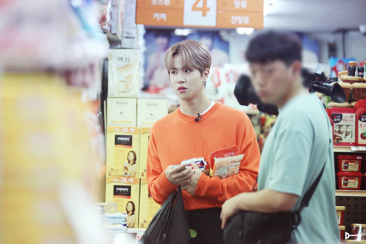 DonghanPortugal's tweet photo. [POST] 동한이랑 피크닉 가요(ﾉ◕ヮ◕)ﾉ 
————————————————
[POST] Let’s go on a picnic with Donghani (ﾉ◕ヮ◕)ﾉ 
————————————————
[POST] Vamos a um piquenique com o Donghani (ﾉ◕ヮ◕)ﾉ 

[Behind the scenes of the VCR from the fanmeeting] 

#김동한 #KIMDONGHAN #D_STORY https://t.co/B5Yw5TQcjd