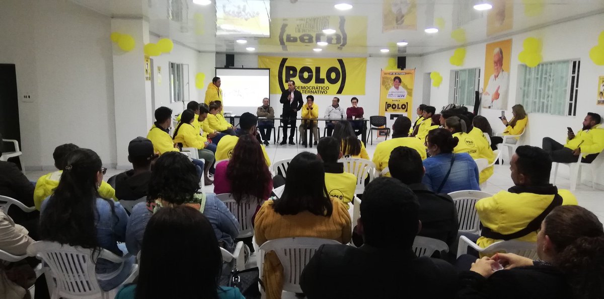 LuisHernandoP's tweet photo. En este momento, candidatos a las JAL de las localidades y al Concejo de Bogotá, nos reunimos para proyectar acciones en este mes que resta para cumplir nuestros objetivos
Acompañados de @gustavotrianasu y @AlexLopezMaya Vamos a lograrlo
#ConcejoPolo7 #Polo #HechosQueTransforman https://t.co/qpFvmAe6Gc