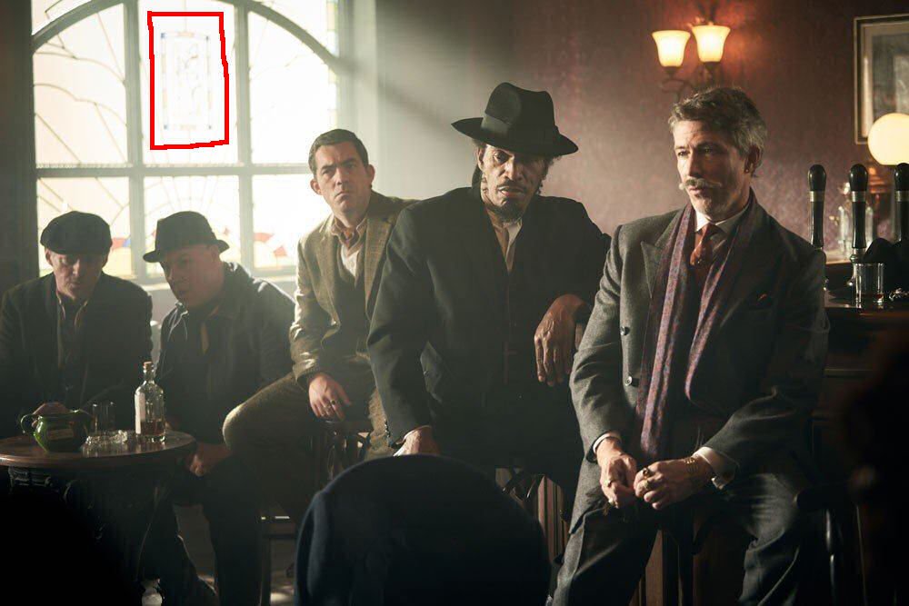 Peaky_Boys's tweet photo. #PeakyBlinders They're having a meeting in the Garrison Pub? but on the windows is the sign of a 'Bear and Ragged Staff' is this the real name of the pub? Another production error? π§π§π§πππ #aberamagold #johnnydogs https://t.co/wG9jVcC0WV