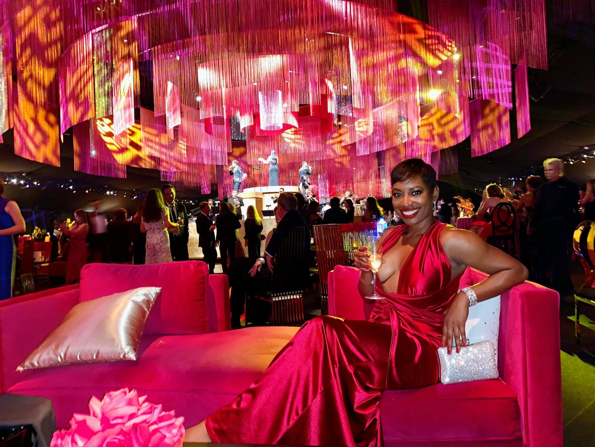 KelleeSetGo's tweet photo. What a night! #Emmys #Emmys2019 @TelevisionAcad #KelleeSetGo https://t.co/3FAlNLWfrW