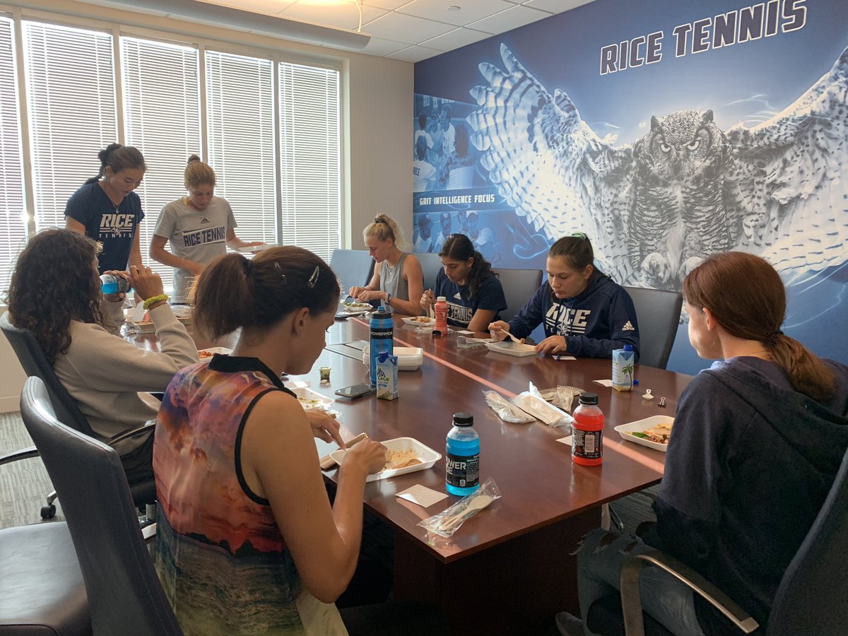 RiceSPNC's tweet photo. A BIG THANK YOU to @snapkitchen for stopping by and letting our women’s @RiceTennis team sample your amazing, healthy dishes! #FuelToWIN https://t.co/WSln7lxZUe