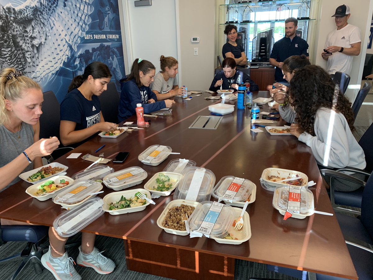 RiceSPNC's tweet photo. A BIG THANK YOU to @snapkitchen for stopping by and letting our women’s @RiceTennis team sample your amazing, healthy dishes! #FuelToWIN https://t.co/WSln7lxZUe