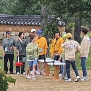 SoneSupport_'s tweet photo. Tiffany filming for Running man and black hair 🖤 @tiffanyyoung https://t.co/h8WQIJDQVl