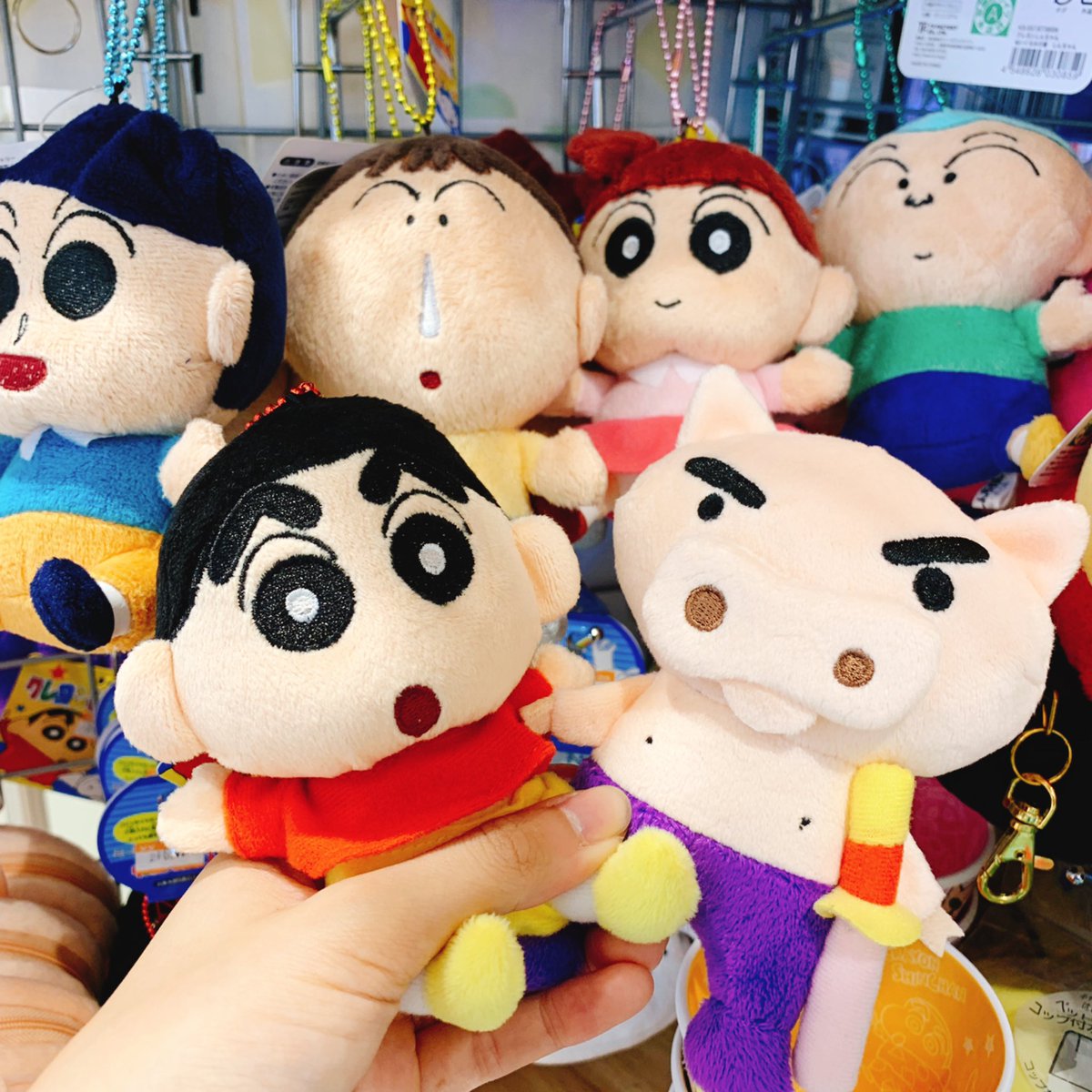 ヴィレッジヴァンガードセレオ国分寺 on twitter クレヨンしんちゃん 入荷情報 ぬいぐるみマスコットボールチェーンが再入荷しました 今ならかすかべ防衛隊全員揃ってます ぶりぶりざえもん シロ ひろし もいるよ みさえ とひまわり が入荷したら