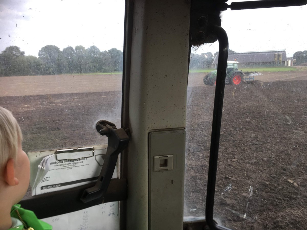 onsveluwe's tweet photo. Drie generaties vanmiddag op het land aan het werk. Opa Antoon heeft geploegd. En papa Martin en Thomas hebben het land klaargemaakt om gras in te zaaien. #boerderijleven #gezinsbedrijf #wiemaaienwilmoetzaaien #ofgrazennatuurlijk https://t.co/nFs8heDewI