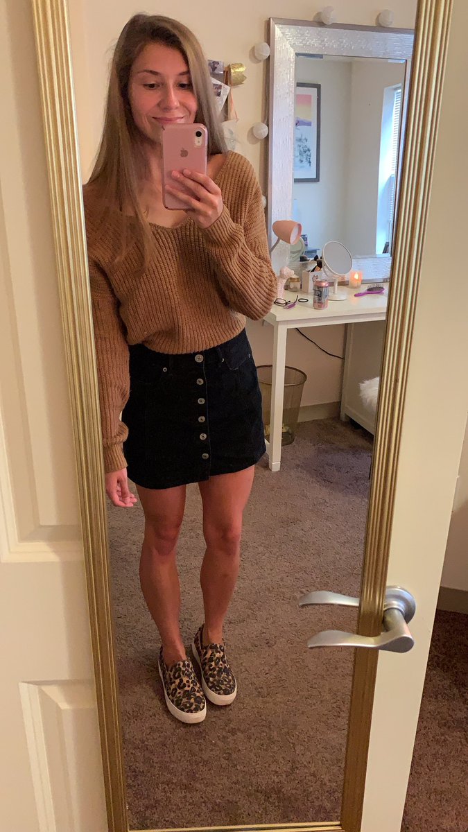 very_demanda's tweet photo. When you’re ready for #sweaterweather but it’s still 70 degrees out 🙄🍂
#fallequinox #pumpkinspice #nowpls https://t.co/jwGmsu5ivV