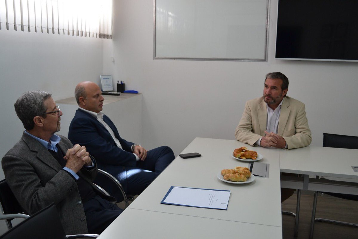 poldc's tweet photo. Entregamos #PromociónIndustrial a #Macena una empresa de #Software que desarrolló un innovador Sistema de Gestión de Historias Clínicas Centralizadas que integra tecnologías como blockchain. @PabloGigy nos conto la historia de la empresa que hoy emplea a mas de 35 profesionales https://t.co/uEILOQuAz0