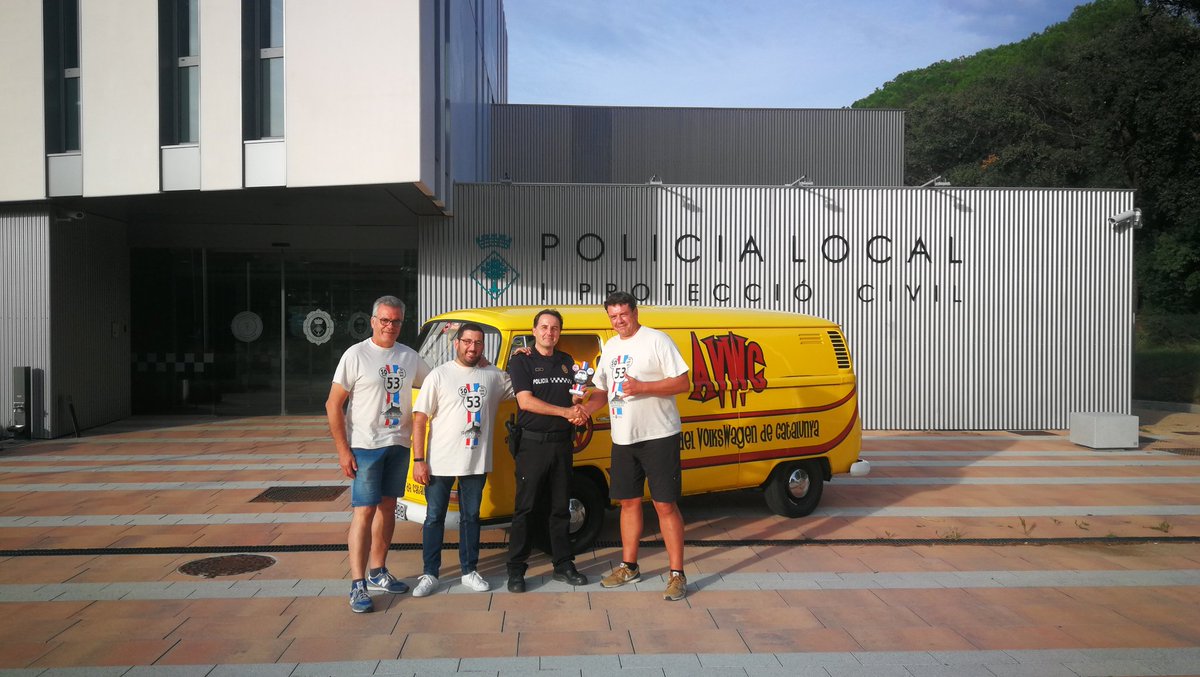 PLlloret's tweet photo. Aquesta tarda els representats dels @AmicsVWCat i bons amics nostres han volgut agrair la implicació de @Lloret_de_Mar i de la nostra @PLlloret en la concentració d'aquest any amb més de 400 persones vingudes de tota Europa amb 200 vehicles diferents models Volkswagen  👏👏 https://t.co/AQuHcnNe3A
