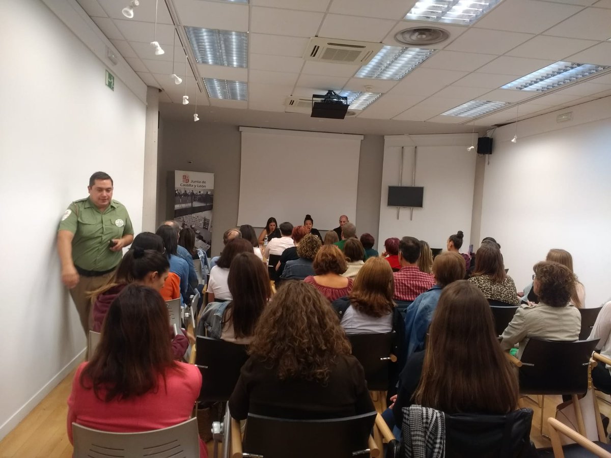 TratoCiudadano's tweet photo. Charla coloquio posterior al documental "Voces".
Se constata que en #Avila también hay explotación sexual y trata de personas. Un problema crucial es la demanda.
#DiaInternacionalContraLaTrata 
#AbolicionProstitucion https://t.co/E6VKrenqPO