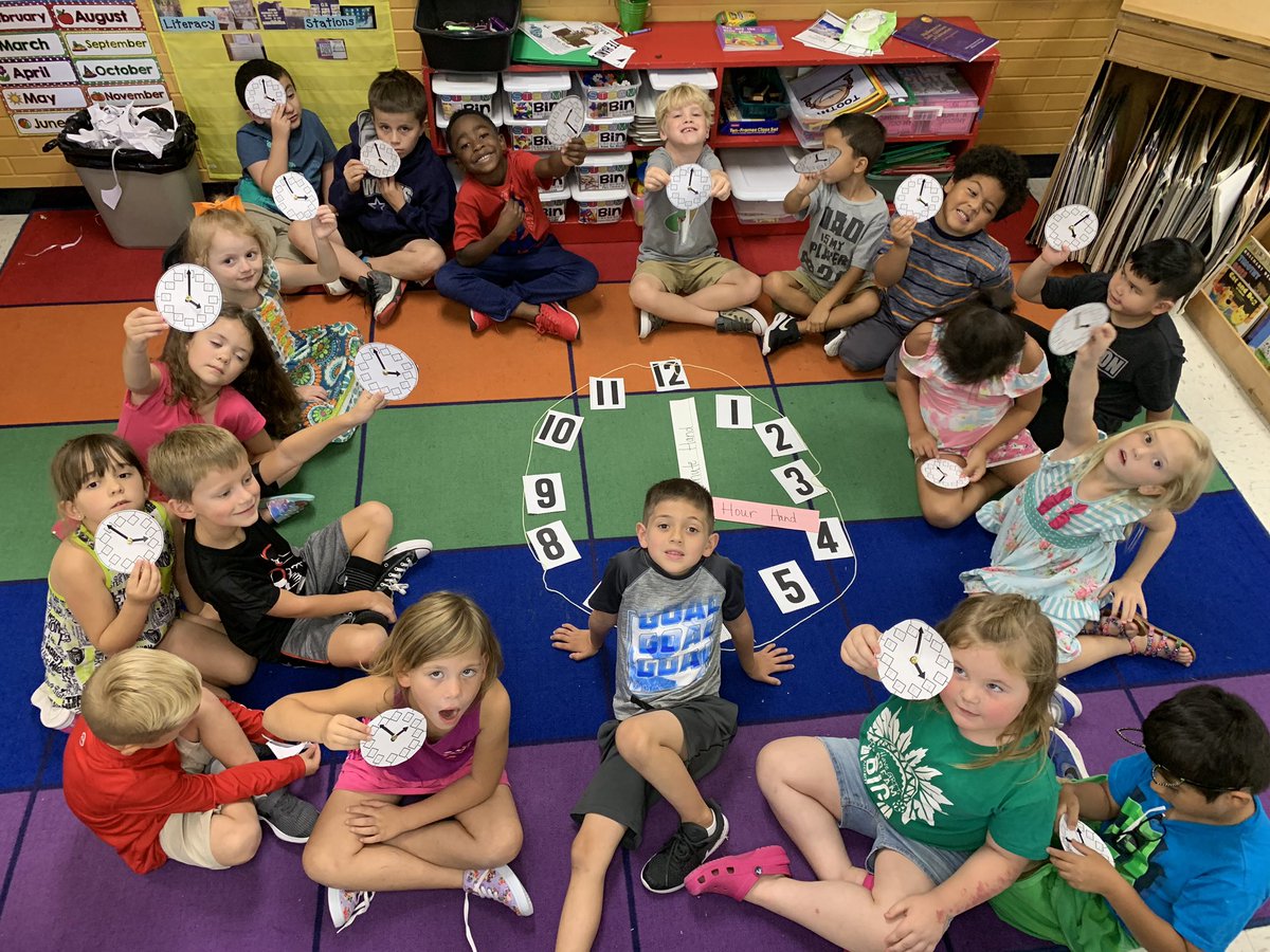 mrsdeleon2007's tweet photo. Day 1: Time to the hour. They did great! They made their own little clock to practice @hachienorthside https://t.co/febTVbrics