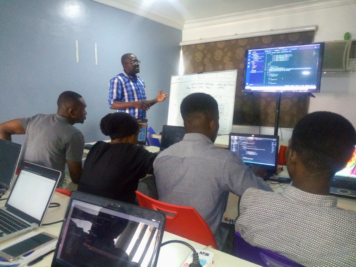 projarong's tweet photo. Layout of web design, colors, typography, headers, tags...

We were all about #css today. @emmienemaks had the students dive all in developing the aesthetics of their mini web projects. Typical 1st day of the week.👌 
.
Check out pinned  📌  post on profile. 🔥🔥 https://t.co/pxyEnRNUlS