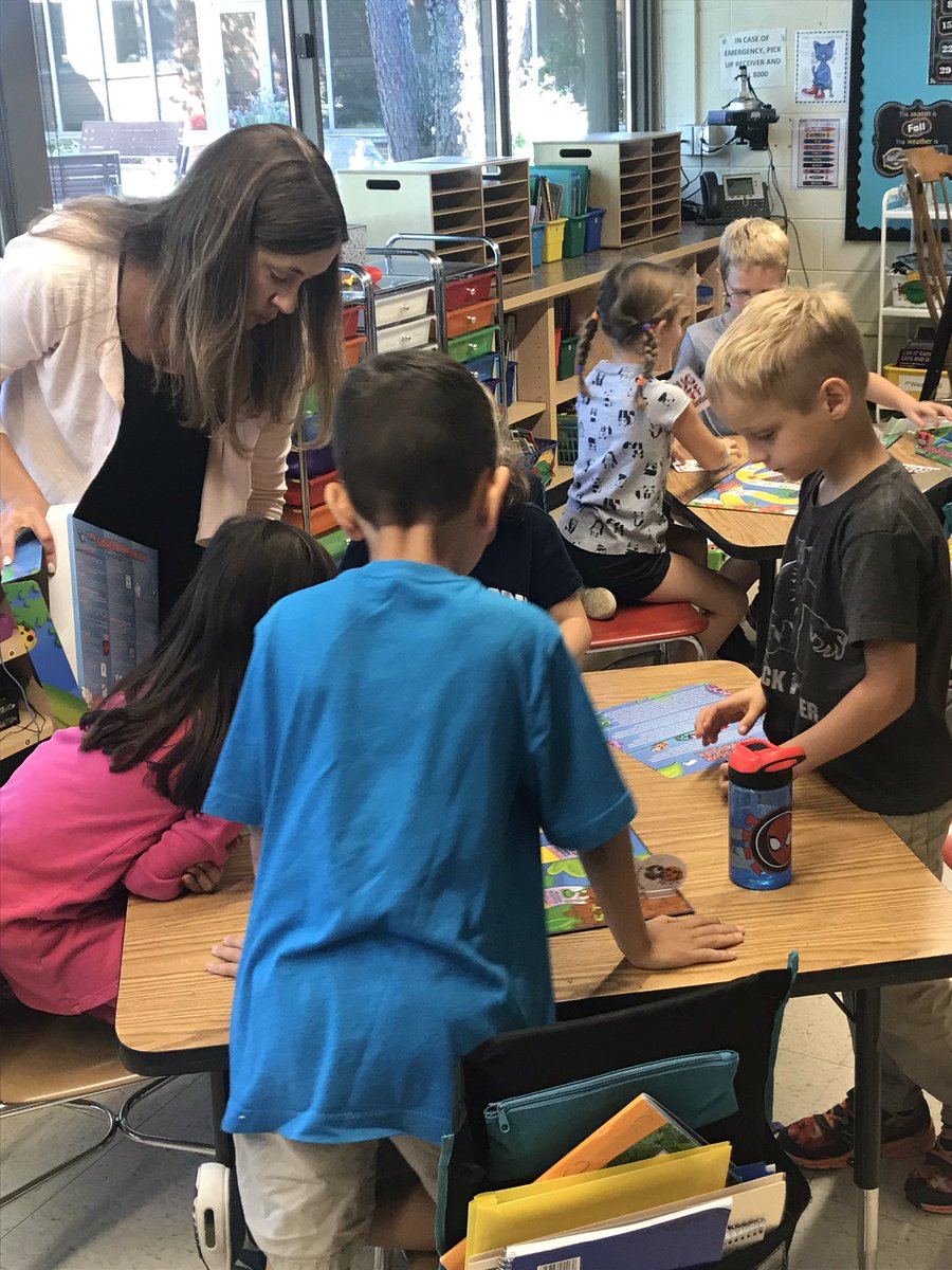 agsschool101's tweet photo. Our students are working hard on a Monday. Learning to work together. #101alag #goagsgstors https://t.co/AwuEze2BtC