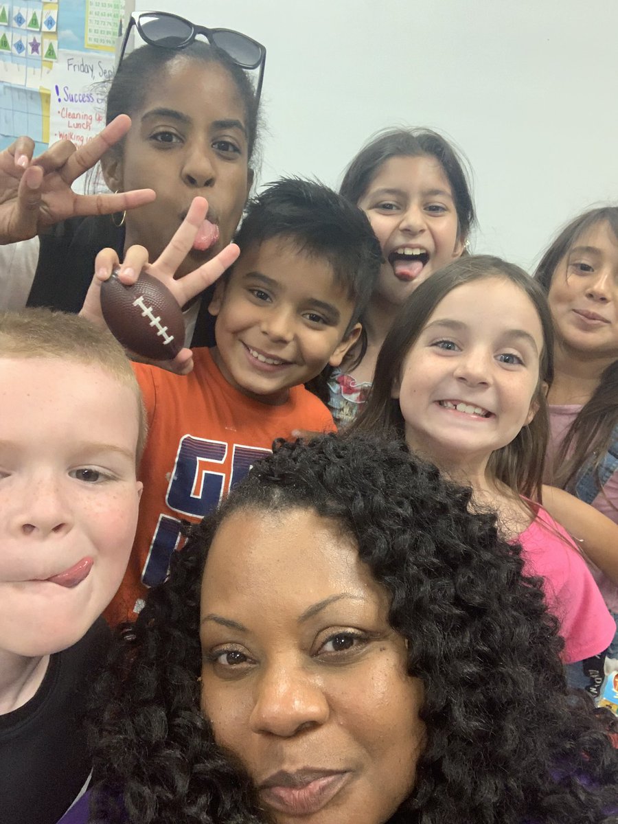 SherreylD's tweet photo. When #PurpleLife meets #PurpleNation the fun begins. Great time volunteering at Norwood Elementary. #ravenshuddlefor100 #brandoncarr #ravens #metrobytmobile https://t.co/Tb993Y7DnI