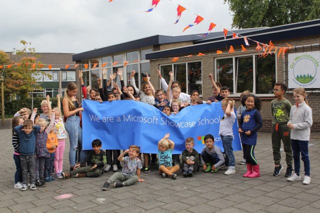 Microsoft heeft in Nederland drie basisscholen die zich Microsoft Showcaseschool mogen noemen. Twee daarvan zijn scholen van de Stichting Proo. Wereldweide in Wezep en de Korenbloem in Putten: gefeliciteerd!