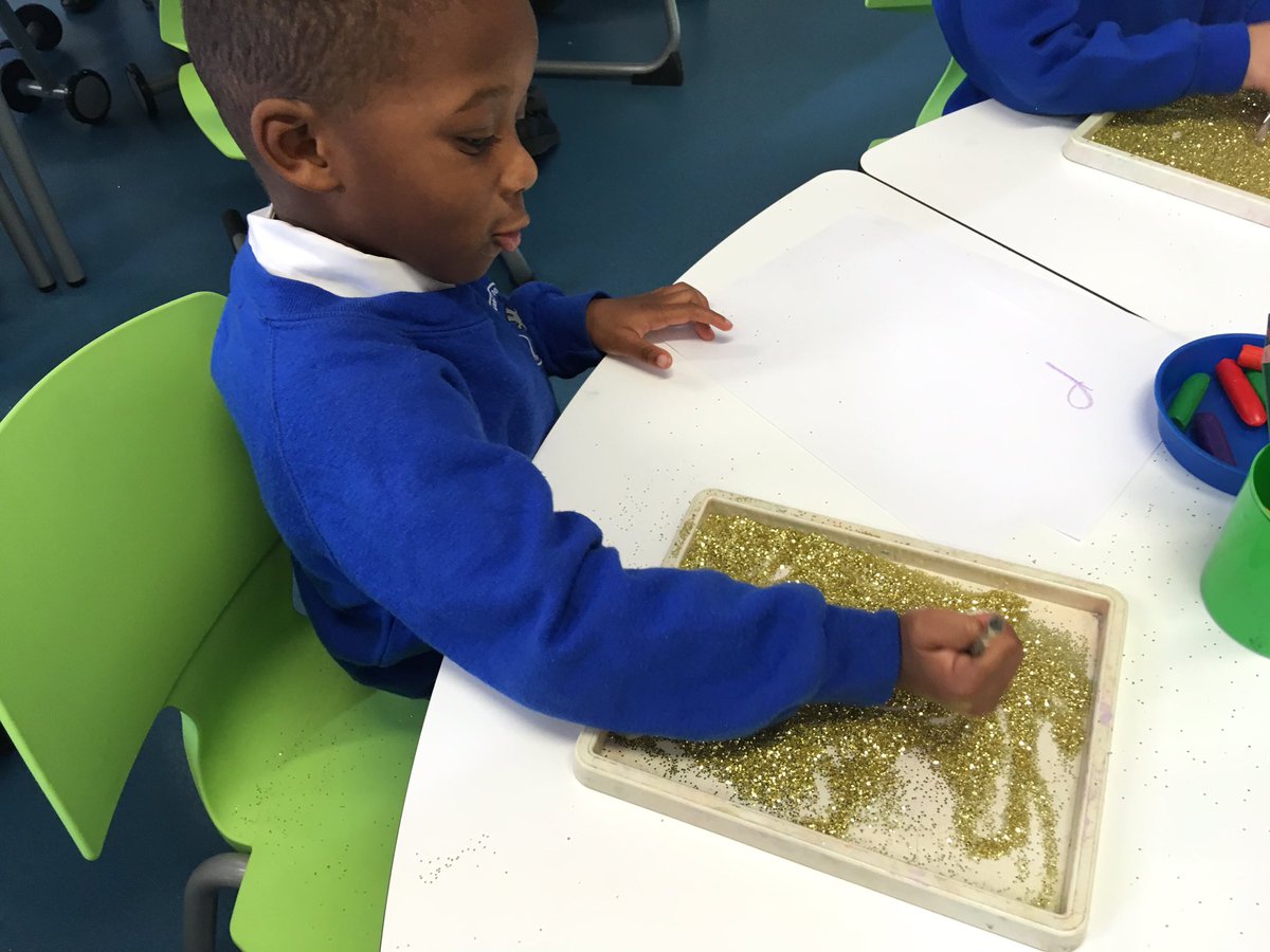 MrTrahair's tweet photo. Brilliant carousel activities in Reception RWI lessons this week. Great opportunities to develop initial sound knowledge, blending and fine motor skills 🙌🏻 💫@woodberrydownN4 @NewWaveFed #reception https://t.co/j8nLt0ZMla