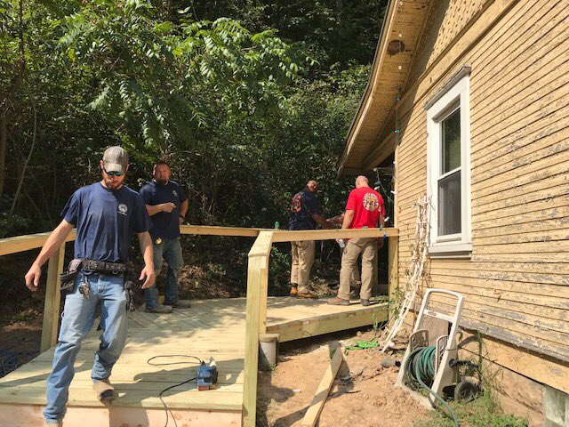 EASCarpenters's tweet photo. #KMLCarpenters from Local 432 helped an amputee in Moon Township, #PA by fixing her damaged porch and building a ramp for her home. All the members that helped proved why being a #CommunityCarpenter is so important. #UnionStrong #UnionProud https://t.co/734a9aNfbW