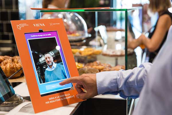 MartaRenovales's tweet photo. El pago por reconocimiento facial llega a la #hostelería https://t.co/nizdxJytpV @PayInnHub @caixabank @GlobalPayInc @Visa_ES @SamsungEspana @ArvalRenting #FaceToPay https://t.co/vUEFk6MlO0