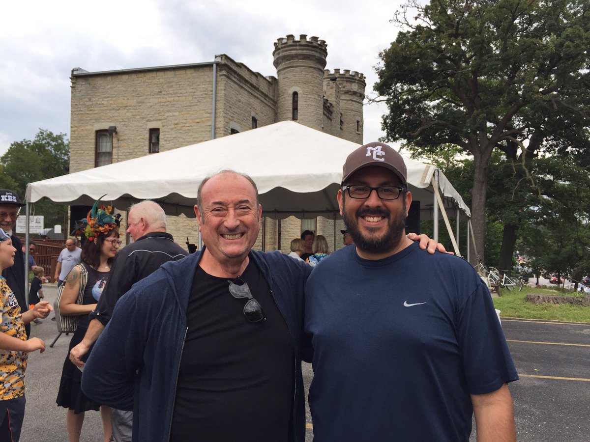 ModJam515's tweet photo. Thanks to #JoeShanahan of @MetroChicago for stopping by his old south side turf to check out the #BeverlyArtWalk and rock out to @TheJonLangford under a tent at the @GivinsCastle. #Respect https://t.co/Ni0HwQXC1Z