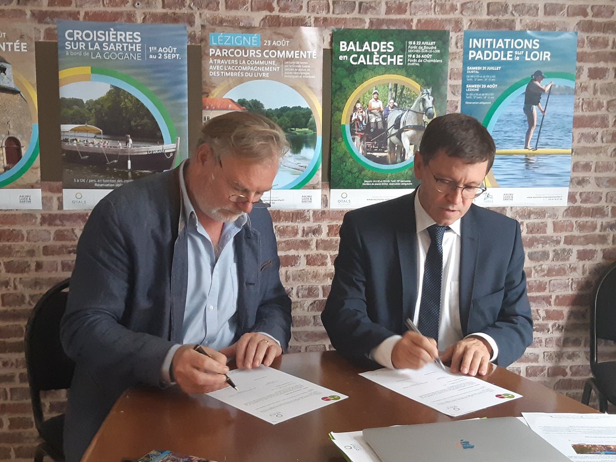 Signature de la convention de partenariat du guide de voyage « Anjou Loir &amp; Sarthe » sur le portail Anjou-tourisme.com. L’OTALS a choisi de s’associer à la dynamique de l'ADT, afin de donner au territoire #anjouloiretsarthe une plus forte lisibilité et visibilité sur le web.