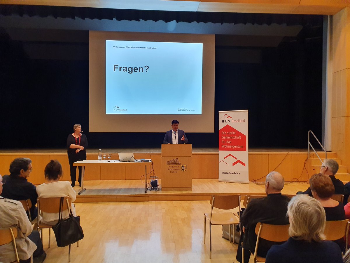 ChristophBuser's tweet photo. Volles Haus an unserer Veranstaltung "Neue Lebensphase – neue Wohnsituation: Planen Sie Ihre Wohnzukunft."
Dr. Mariette Beyeler, Architektin ETH und Buchautorin, illustriert an Beispielen, wie das Eigenheim kreativ umgenutzt werden kann, um dieses den Lebensumständen anzupassen. https://t.co/dHpgsxLQYV